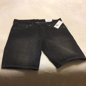 🆕 H&M Men’s black denim shorts (NWT)